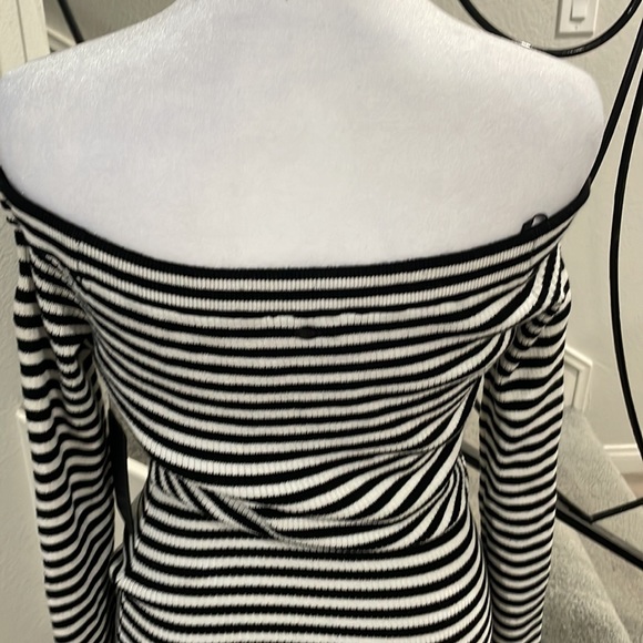 Guess striped stretch dress.off the shoulder New with tags. Retail$108.00 - Picture 6 of 6